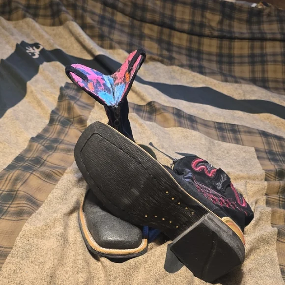 Ariat Black and Pink Embroidered Western Boots Only Worn Once Like Brand New - Picture 6 of 6